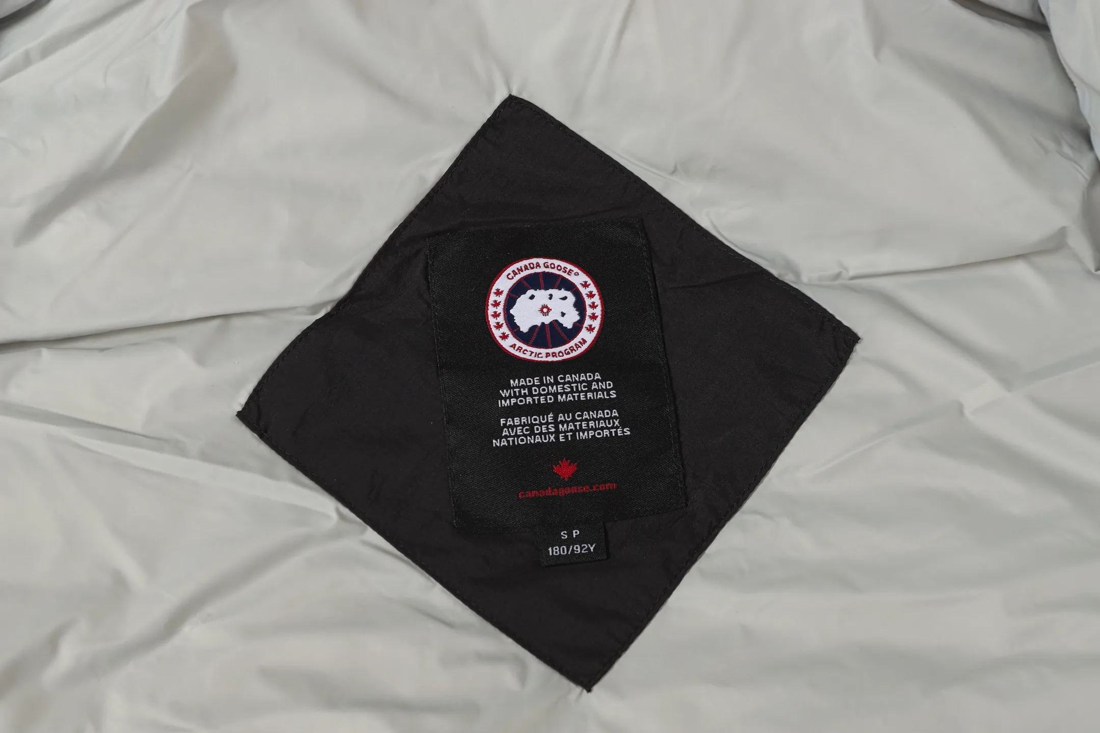 P480 CANADA GOOSE/PASTELS capsule white label series down vest The white label series is a capsule limited series and the most popular PASTELS series this year. The chest labels are all white badges with pure silicone texture. The pattern has a strong contrast between concave and convex. The topographic map of Canada on the badge is lifelike. The plastic material used for currency logos on the market is very hard to the touch! Our original independent order accessories are all custom-made original accessories. The imported YKK zipper has correct teeth and the zipper teeth are very thick. The zipper webbing logo is printed with three M fluorescent colors and the original custom-made washed logo. The placket webbing and wiring details are all restored. Color: Black Pure White Light Pink Khaki Moonlight Gray Size: XS S M L XL